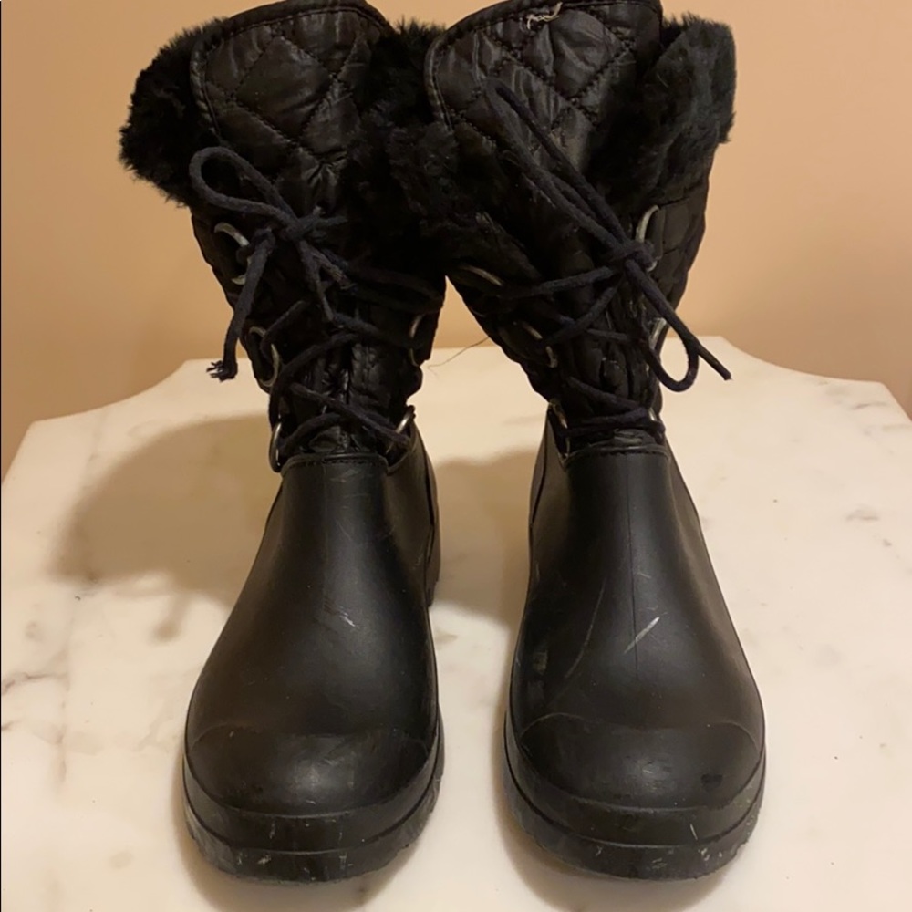 Woman’s rain/snow boots with faux fur trim